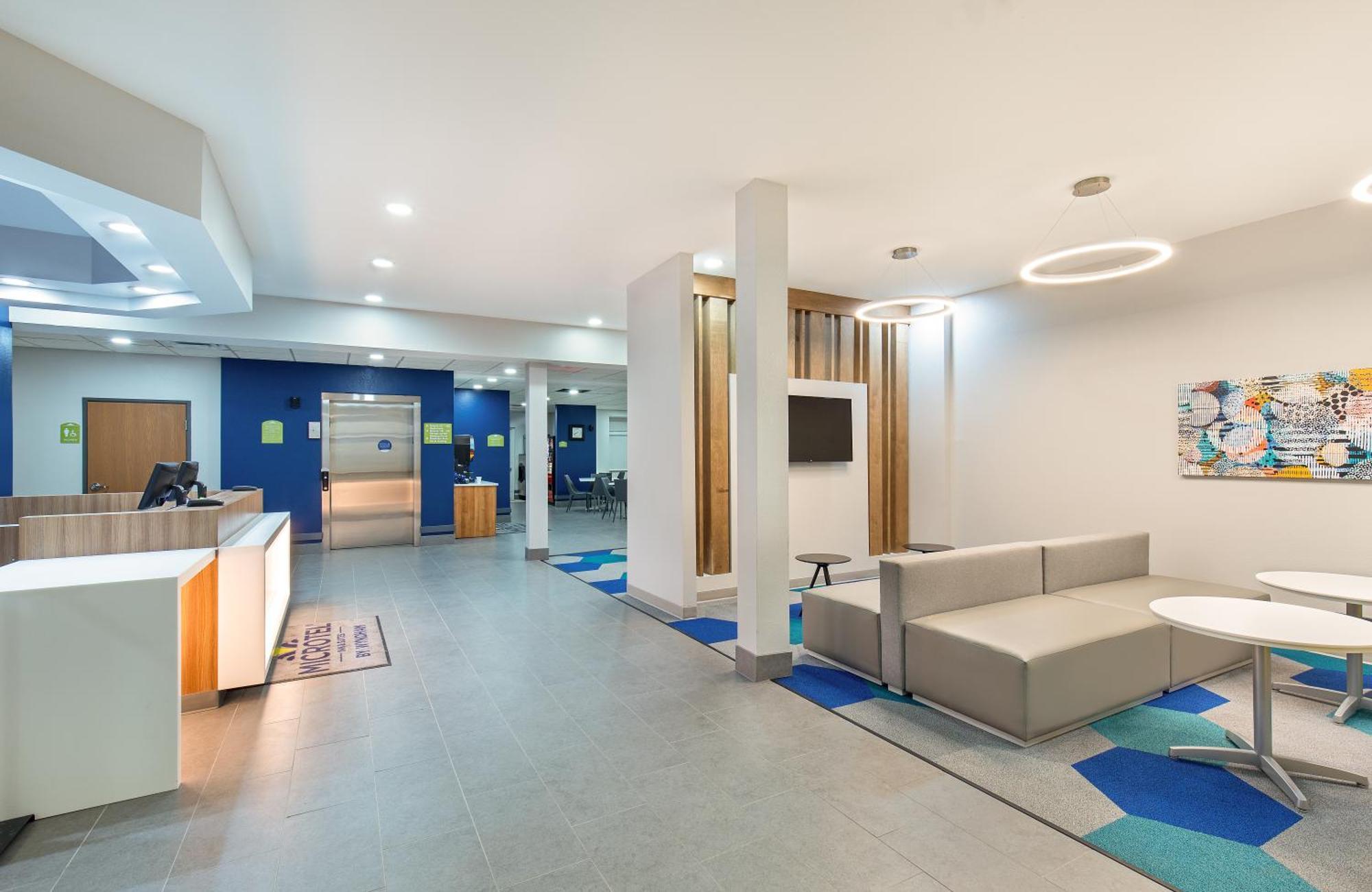 Microtel Inn & Suites Columbus North エクステリア 写真
