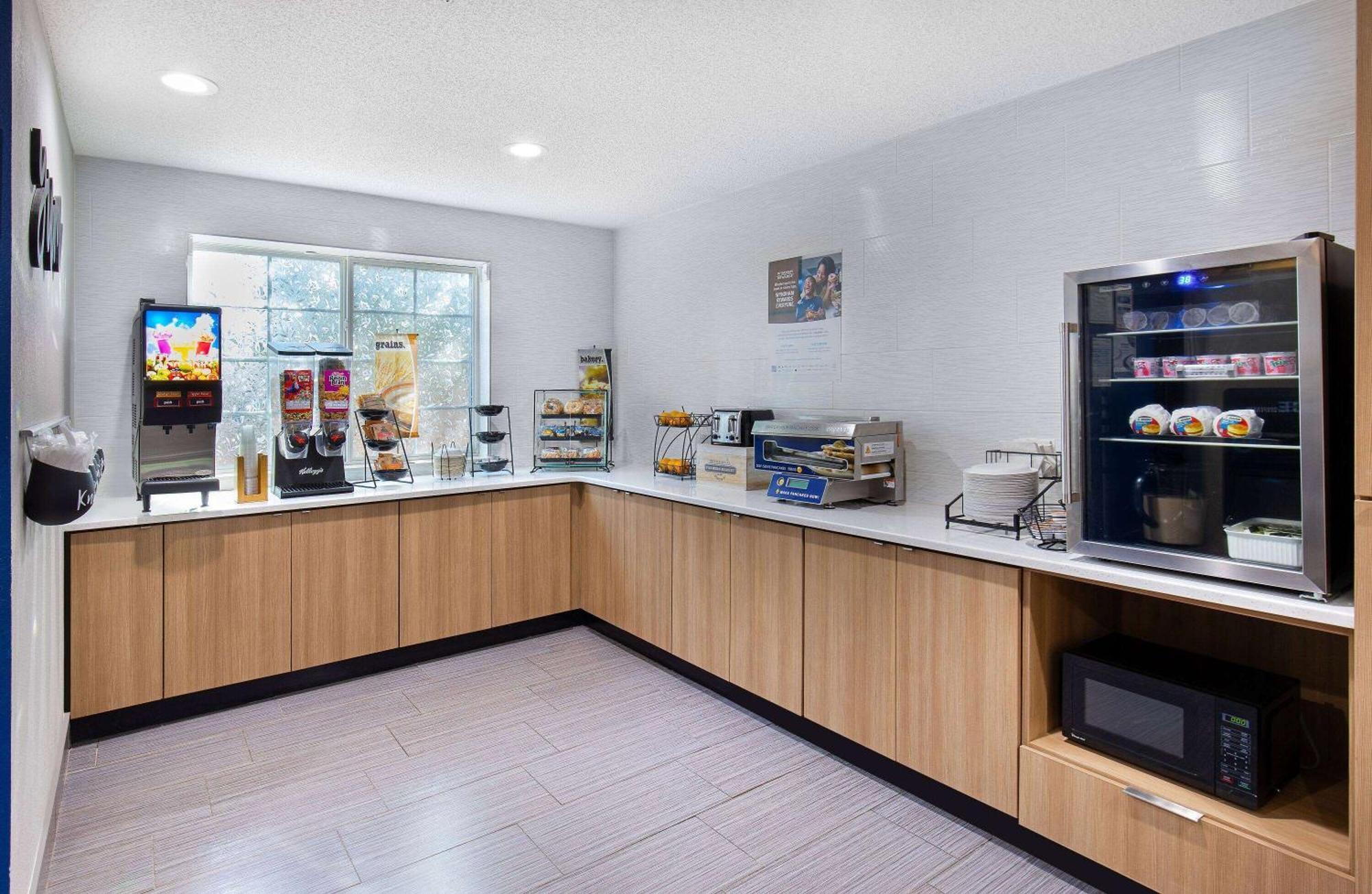Microtel Inn & Suites Columbus North エクステリア 写真