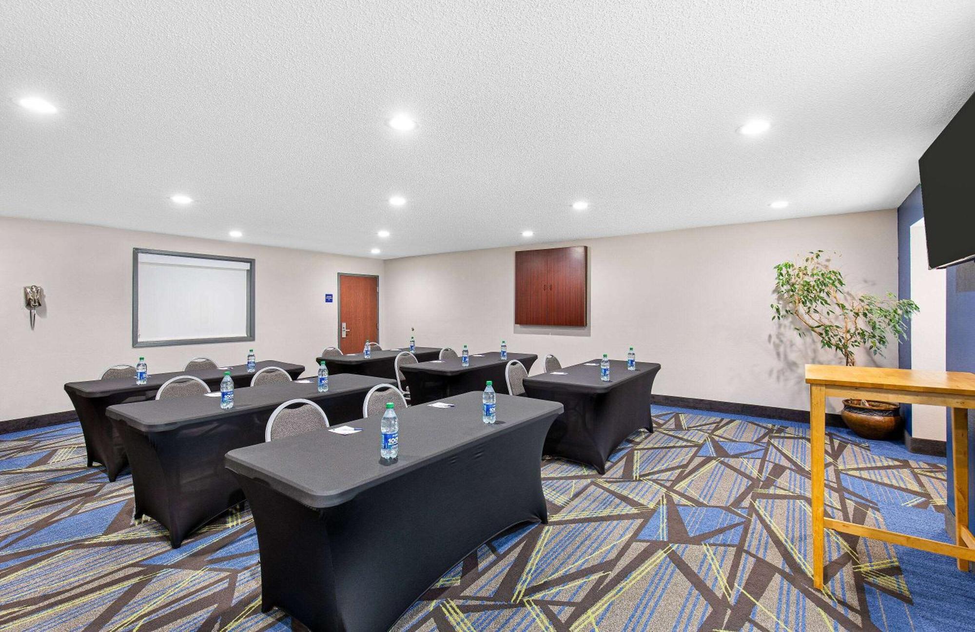 Microtel Inn & Suites Columbus North エクステリア 写真